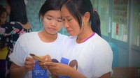 Shwe-Job-workers-downloading-app-600x336